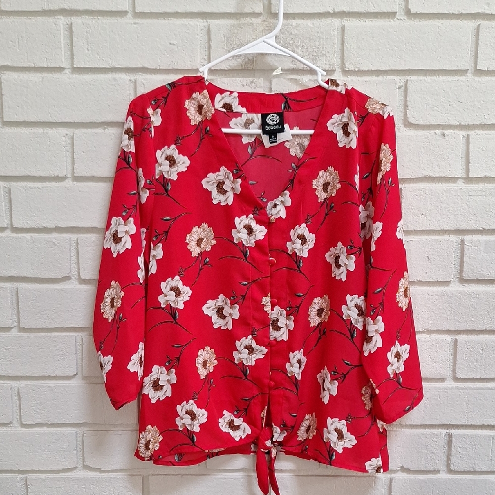 Bobeau Red Floral V-Neck Button Down Tie Bottom Top. Size Small NWT